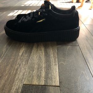 Fenty PUMA’s- black suede